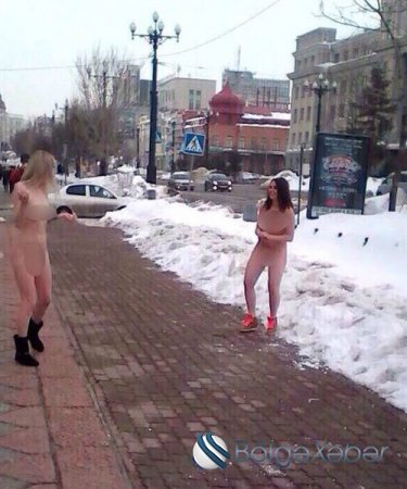 Çılpaq rus qızları küçədə (FOTO)