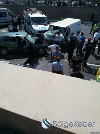 Turistlər Bakıda ağır avtoqəzaya düşdü: 3 ölü, 5 yaralı (FOTO) 