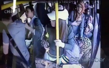 Qadınlar əxlaqsız hərəkətinə görə avtobusda kişini döydülər (VİDEO)
