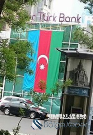 Bakıda bankın üzərində bayrağı tərs asıblar - FOTO