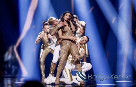 "Eurovision" təmsilçimizin paltarı cırıldı- FOTO/VİDEO