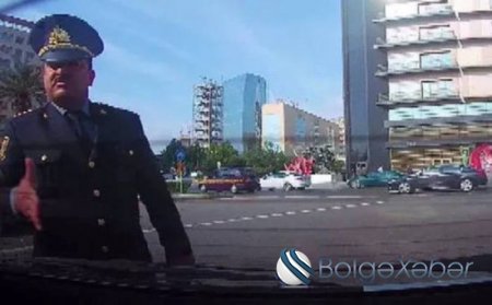 Yol polisi maşını yumruqlayıb sürücüyə "başın işləmir" dedi - VİDEO