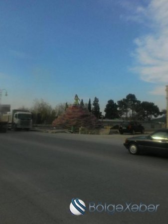 Xaçmaz rayonunun girişində qoyulmaqla böyük müzakirələrə yol açmış "Telefonçu qız" abidəsi ərazidən götürülüb.