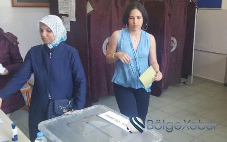 Hülya Avşarın qızı seçki məntəqəsində biabır oldu - VİDEO
