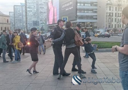 Moskvada polislər “Hamlet” tragediyasını oxuyan 10 yaşlı oğlanı saxlayıblar – VİDEO (18+)
