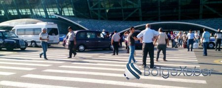 Taksi sürücülərinin turistləri qarşılama "şou"su - Hava limanında biabırçılıq - FOTO - VİDEO