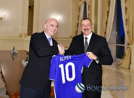 FIFA prezidenti İlham Əliyevə "10 nömrə"ni hədiyyə etdi - FOTOLAR