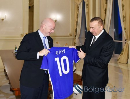 FIFA prezidenti İlham Əliyevə "10 nömrə"ni hədiyyə etdi - FOTOLAR