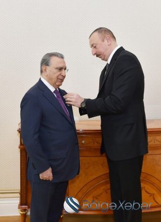 Prezident İlham Əliyev Ramiz Mehdiyevi "Şöhrət" ordeni ilə təltif edib - FOTOLAR