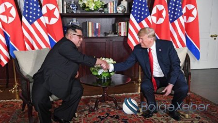 Kim Çen In və Donald Tramp görüşün yekunlarına dair sənəd imzalayıblar