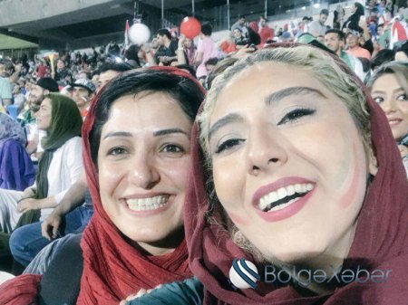 İranda qadınların stadionda futbola baxmasına icazə verilib