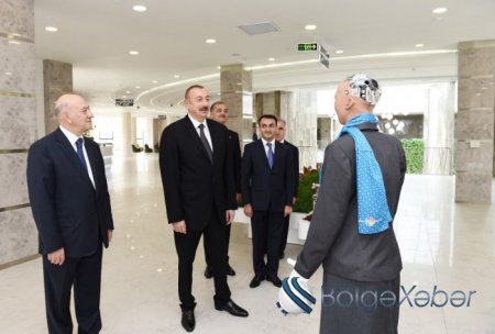 Prezident dünyanın ən ağıllı robotu “Sofiya” ilə görüşdü – FOTOLAR