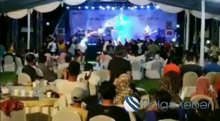 Sunami dalğası pop qrupunu səhnədə vurdu – Video