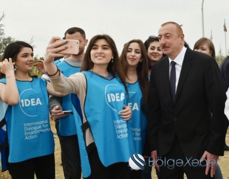 Prezident və xanımı gənclərlə “selfie” çəkdirdi - FOTO