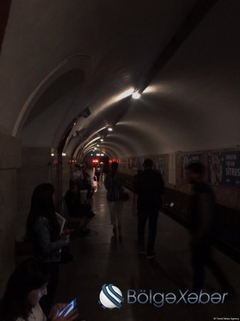 Bakı metrosunda 4 stansiyada işıqlar söndü (FOTOLAR)