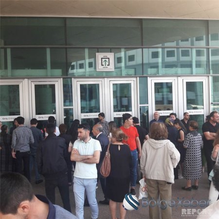 Bakı metrosunda qadın özünü qatarın altına atıb - FOTO