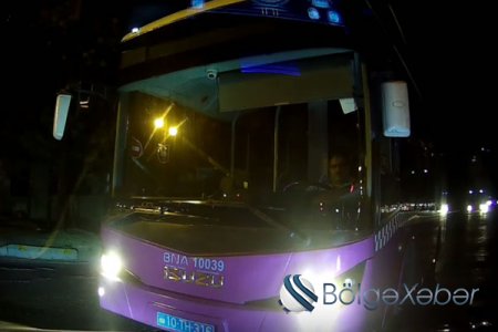 "Xaliq Faiqoğlu" sirkətinə məxsus avtobusun sürücüsü qəza vəziyyəti yaratdı (VİDEO)