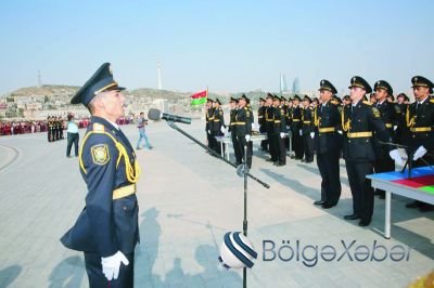 Qanunun keşiyində duran Azərbaycan polisi