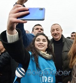 Prezident və birinci xanım gənclərlə selfi çəkdirdilər - FOTOLAR