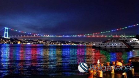 İstanbulda körpülər bayrağımızın rəngləri ilə işıqlandırıldı-FOTO