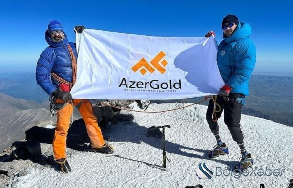“AzerGold” QSC-nin dəstəyi ilə alpinist İsrafil Aşurlı və qazi Polad Rzayev Elbrus zirvəsini fəth ediblər