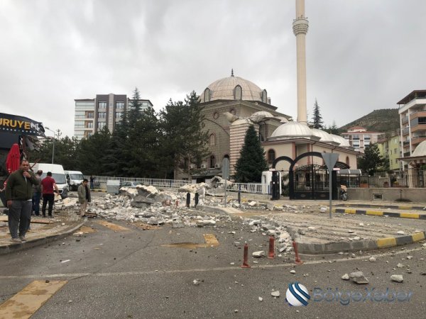 Türkiyəni qasırğa vurdu: 6 nəfər yaralandı, minarə və ağaclar uçdu