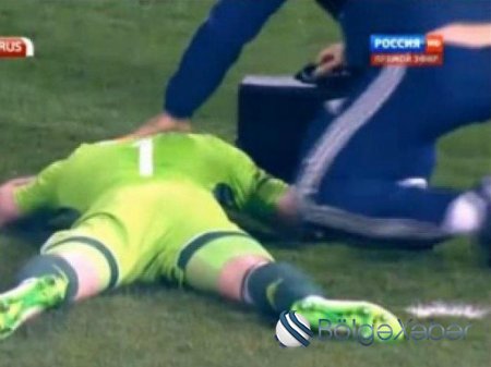 Rusiya ilə matçda şok olay: qapıçını vurdular, oyun dayandı - (Fotolar, Video)