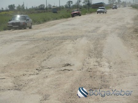 İlham Əliyev 2 milyon ayırdı, nazirlik isə asfaltı qaşıyıb çalalar düzəltdi-FOTOLAR