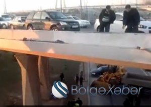 Qax icra hakimiyyətinin maşını körpüdən aşdı: 1 ölü, 4 yaralı