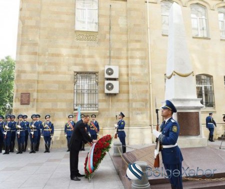 İlham Əliyev Cümhuriyyət abidəsini ziyarət etdi – FOTO