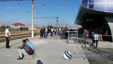 Bakı-Sumqayıt qatarına “göz dəydi“-Qatar nə az-nə çox düz yarım saat gecikib(FOTO)