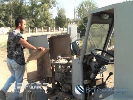 Salyan sakini qeyri-adi traktor düzəltdi - FOTO