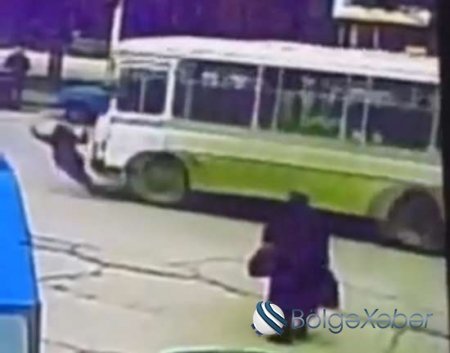 Sumqayıtda avtobus qızın üstündən keçdi - Real video 18+