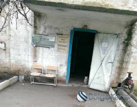 Azərbaycan bayrağının dövlət idarəsindəki biabırçı vəziyyəti - Fotolar Azərbaycan bayrağının dövlət idarəsindəki biabırçı vəziyyəti - Fotolar