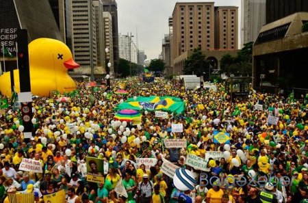 Braziliyada 3 milyona yaxın nümayişçi prezidentin istefasını tələb edib