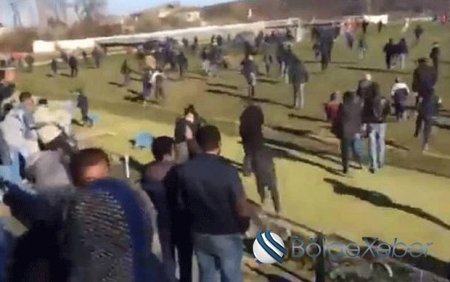 Qusarda azarkeşlər meydana axışdı, dava düşdü -Futbolçular qaçaraq canlarını qurtardılar -VİDEO (18+)