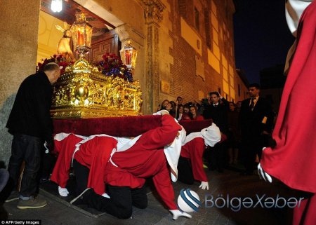 Papa miqrantların ayağını yudu, öpdü - FOTO
