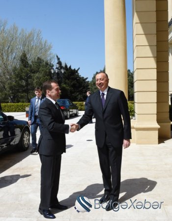 Azərbaycan prezidentinin Dmitri Medvedevlə məhdud tərkibdə görüşü olub