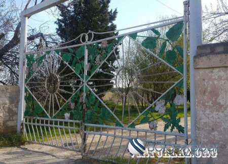 Bakı sakini: “Qapını açıq qoya bilmirik, evə ilanlar dolur” - FOTO Bakı sakini: “Qapını açıq qoya bilmirik, evə ilanlar dolur” - FOTO