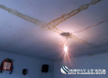 Bakı sakini: “Qapını açıq qoya bilmirik, evə ilanlar dolur” - FOTO Bakı sakini: “Qapını açıq qoya bilmirik, evə ilanlar dolur” - FOTO