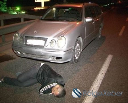 Bakıda sərxoş sürücü maşından düşdü və asfaltda yatdı – VİDEO