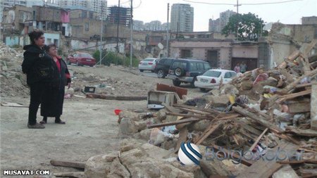 “Sovetski”də qadının evini kompensasiya ödəmədən dağıtdılar - FOTO “Sovetski”də qadının evini kompensasiya ödəmədən dağıtdılar - FOTO