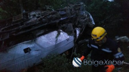 Xızıda müəllimləri daşıyan avtobus aşdı: 3 ölü, 21 yaralı ( FOTO, VİDEO)