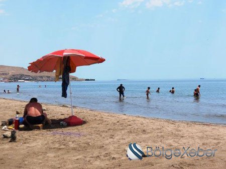 Bakının pulsuz çimərliyində adamları belə ələ salırlar - FOTO