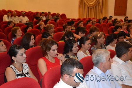 Hacıqabul Mədəniyyət Mərkəzində“Dələduzlar” komediya tamaşası nümayiş olundu-FOTO Hacıqabul Mədəniyyət Mərkəzində“Dələduzlar” komediya tamaşası nümayiş olundu-FOTO