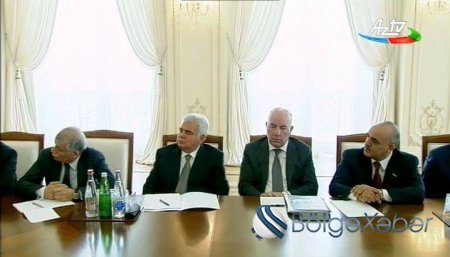 Baş bankir Elman Rüstəmov Prezidentin müşavirəsində yatdı - FOTO Baş bankir Elman Rüstəmov Prezidentin müşavirəsində yatdı - FOTO