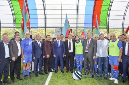 Nərimanov rayonunda yeni inşa olunmuş mini futbol stadionun açılışı keçirilib - FOTOLAR