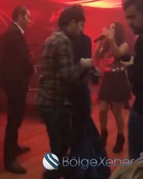 Dünyaca məşhur “Papito” mahnısını ifa edən müğənni Bakıda gecə klubunda (VİDEO)
