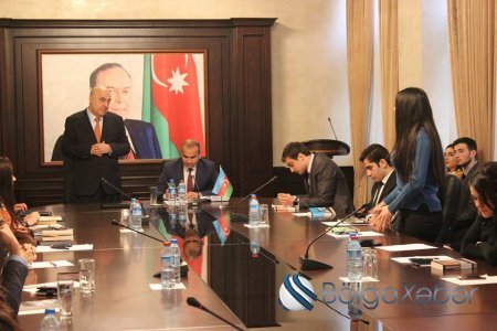 Nərimanov rayon gənclərinin Azərbaycan xalq yazıçısı Çingiz Abdullayev ilə görüşü keçirilib-FOTO Nərimanov rayon gənclərinin Azərbaycan xalq yazıçısı Çingiz Abdullayev ilə görüşü keçirilib-FOTO