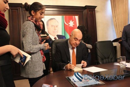 Nərimanov rayon gənclərinin Azərbaycan xalq yazıçısı Çingiz Abdullayev ilə görüşü keçirilib-FOTO Nərimanov rayon gənclərinin Azərbaycan xalq yazıçısı Çingiz Abdullayev ilə görüşü keçirilib-FOTO